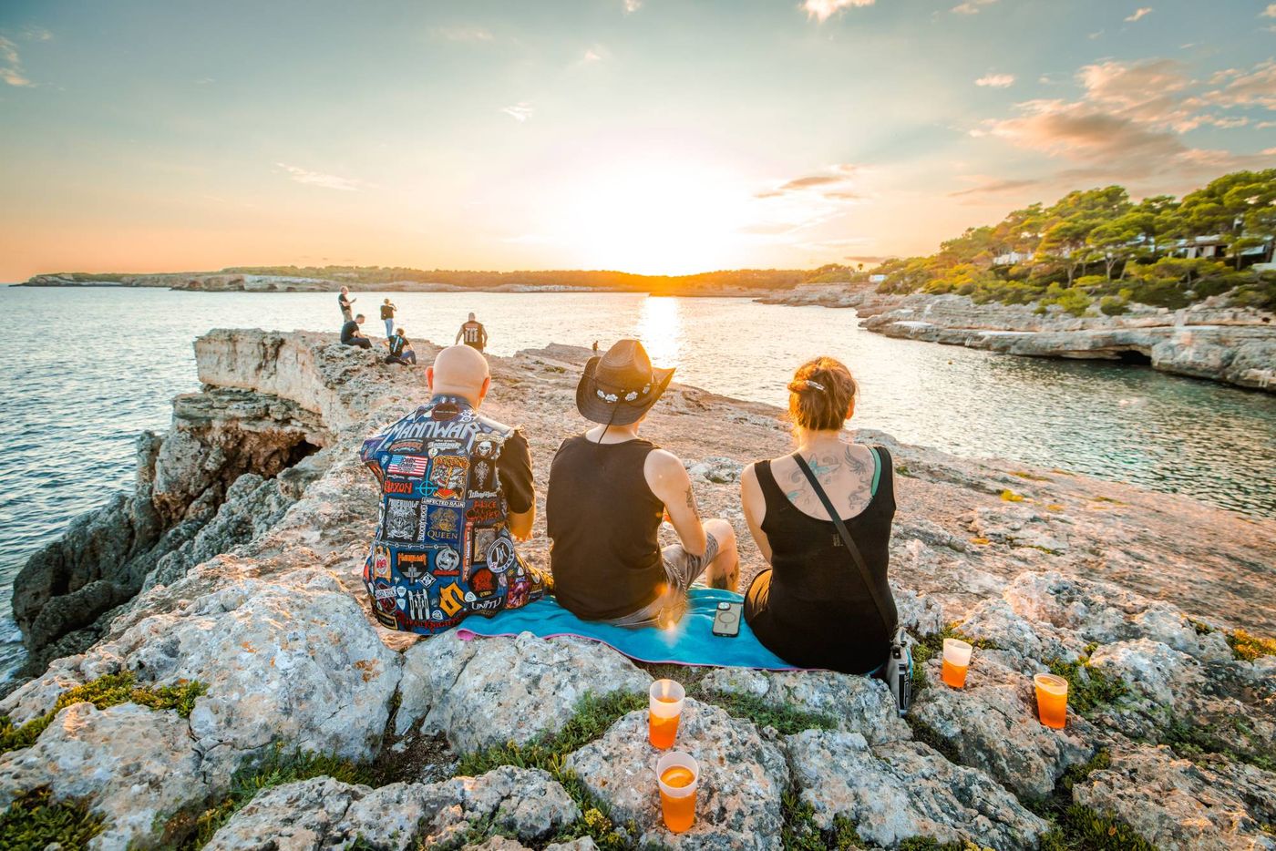 Full Metal Holiday – Sonnenuntergang an der Cala auf Mallorca
